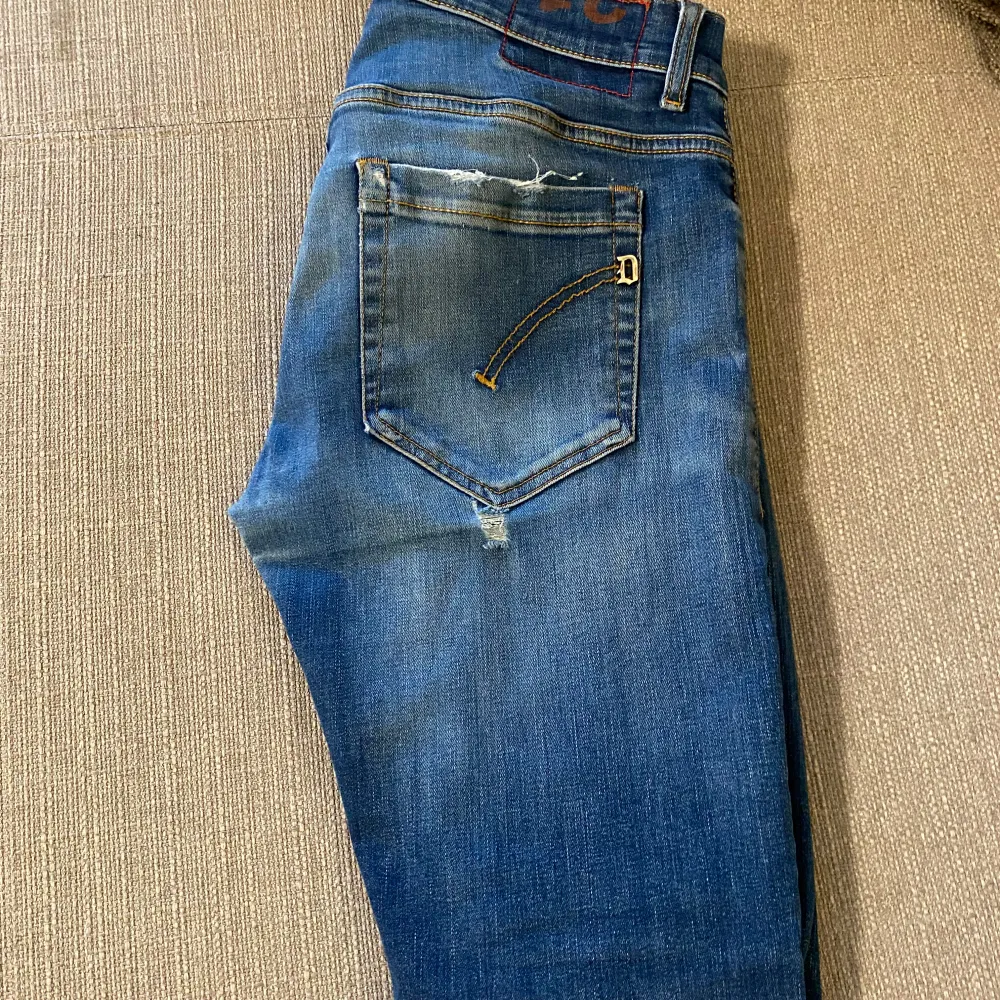 Säljer dessa gaalet feta dondup jeansen i modellen george. Strl 31 och skick 9/10, slitningarna är en del av mönstret.  Skriv till mig vid minsta fråga!. Jeans & Byxor.