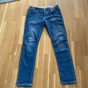 Jeans från det italienska märket sartoria tramarossa. Jeansen är i riktigt fint skick och sitter väldigt likt dondup ocy replay anbass.