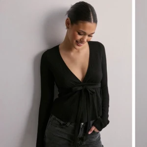 Fin topp 💕 - Superfin topp från Nelly! Råkade beställa i fel storlek, så därav säljer jag den ☺️aldrig använd med prislappen kvar!