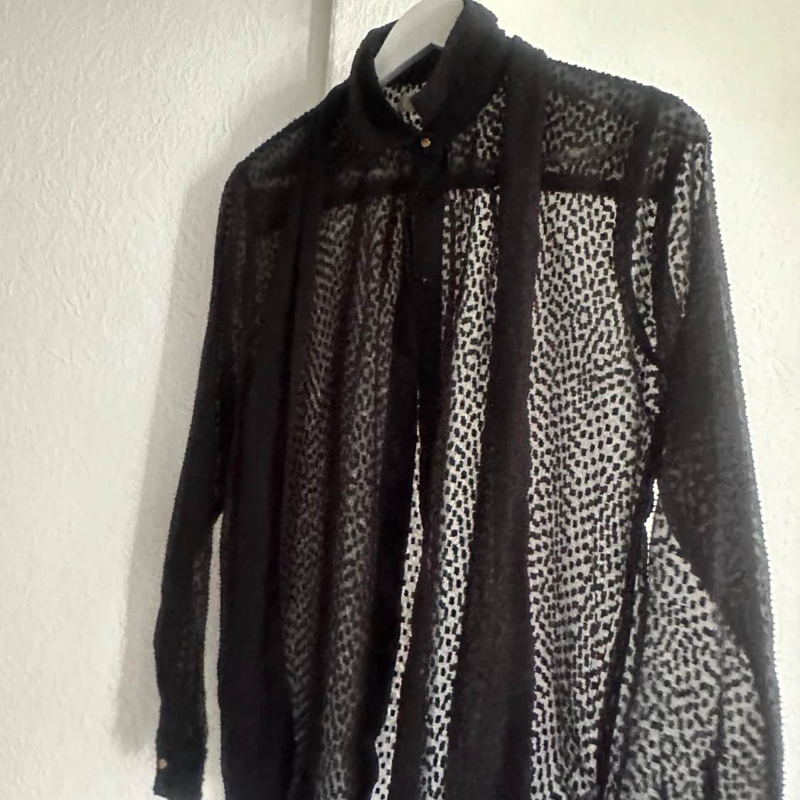 Svart prickig genomskinlig blus - 90