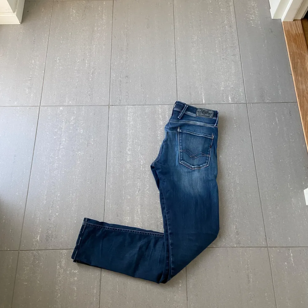 Säljer nu dessa replay jeans, slitningarna vid knäna osv är design. skriv för fler bilder/frågor🙌🏼 . Jeans & Byxor.