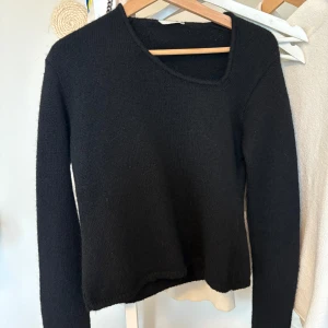 LeGer- Svart tröja  - En svart tröja från LeGer som är använd få gånger och säljs pga att den inte kommer till användning!   Går att få till ännu lägre pris vid snabb affär💗