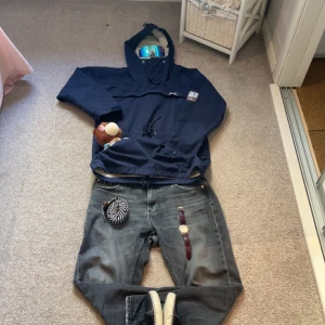 Helly Hansen jacka  - Tja säljer denna feta vintage helly Hansen jackan. Skick är 8/10. Det står xxs, men den passar mig bra och jag är normalt en size S