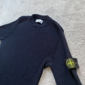 Stone Island tröja - En riktigt skön och snygg stickad Stone Island tröja❗️| Skick:9/10✅| Lappen inuti är avklippt, men digitalt kvitto finns❗️| Hör av er vid mer frågor❗️