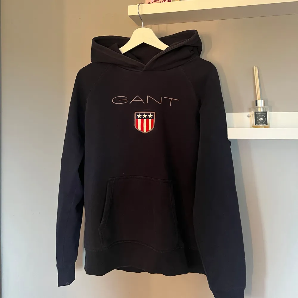 En mörkblå gant hoodie i storlek 176. Säljs för att den är för liten för mig och då inte används längre. . Hoodies.