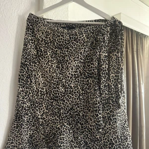 Leopard kjol  - Fin omlott kjol i storlek XL. Aldrig använd från Capri Collection