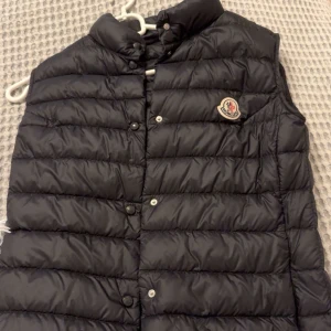 Moncler väst  - Säljer min moncler väst som jag knappt använt och  den är i bra skick pris kan diskuteras 