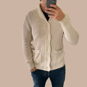 Cardigan tröja  - Säljer denna riktigt snygga tröjan perfekt nu inför hösten och vintern alla dagar vid frågor och funderingar skriv 💬 