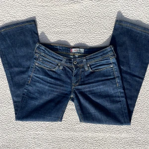 Levis bootcut low waist - Low waist bootcut jeans från levis, midjemått 36cm, innerbenslängd 67 cm💕 Passar bäst på 150-160 cm. Har inte bild på!