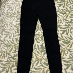 Svarta jeans - Svarta jeans Storlek XS (shein petite) Tyget är liknar leggings, den är väldigt tajt