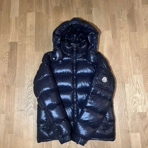 Moncler Maya - Moncler maya, marinblå Storlek 2  Använd knappast 1 vinter Perfekt till kommande vinter 
