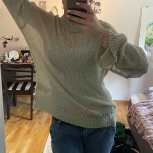 Tunn stickad tröja - Grön stickad tröja som passar att ha över ett linne eller T-shirt. Bra skick, sparsamt använd