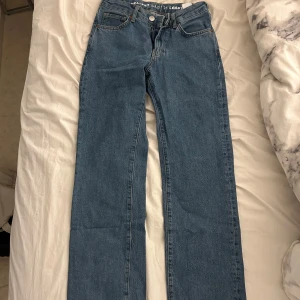 Raka lågmidjade jeans ifrån Bik Bok - Säljer dessa lågmidjade jeans med raka ben ifrån Bik Bok. De är i storlek 24 och längd 32💕i väldigt fint skick