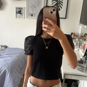 Fest top - Skitsnygg fest eller vardags blues/topp!! Puffärmar och lite mer magtröja. Säljer p.g.a att dne är för liten💕💕