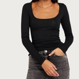 Långärmad topp - Säljer denna topp från Nelly då jag inte får användning för den längre Skriv om du har frågor eller vill ha fler bilder💞  Nypris: 199kr