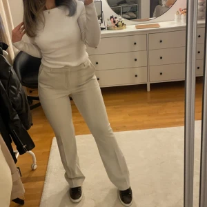 Kostymbyxor - Bikbok - Såå otroligt fina kostymbyxor från bikbok! Köpta för några månader sen och endast använt 4-5 gånger. Jag är 162 cm lång! 