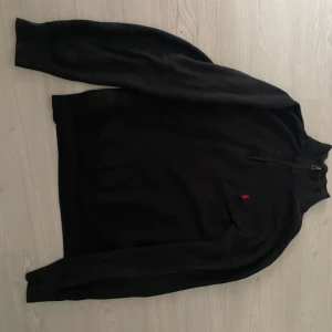  Polo Ralph Lauren ziptröja - Svart Polo Ralph Lauren ziptröja med röd logga  10/10 skick   100% äkta  Storlek M  