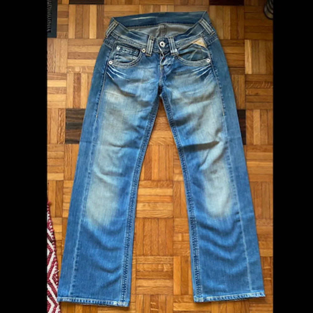 Snygga lågmidjade Replay-jeans jag köpt second hand. Tyvärr var de för små därav säljer jag dem nu!💕. Jeans & Byxor.