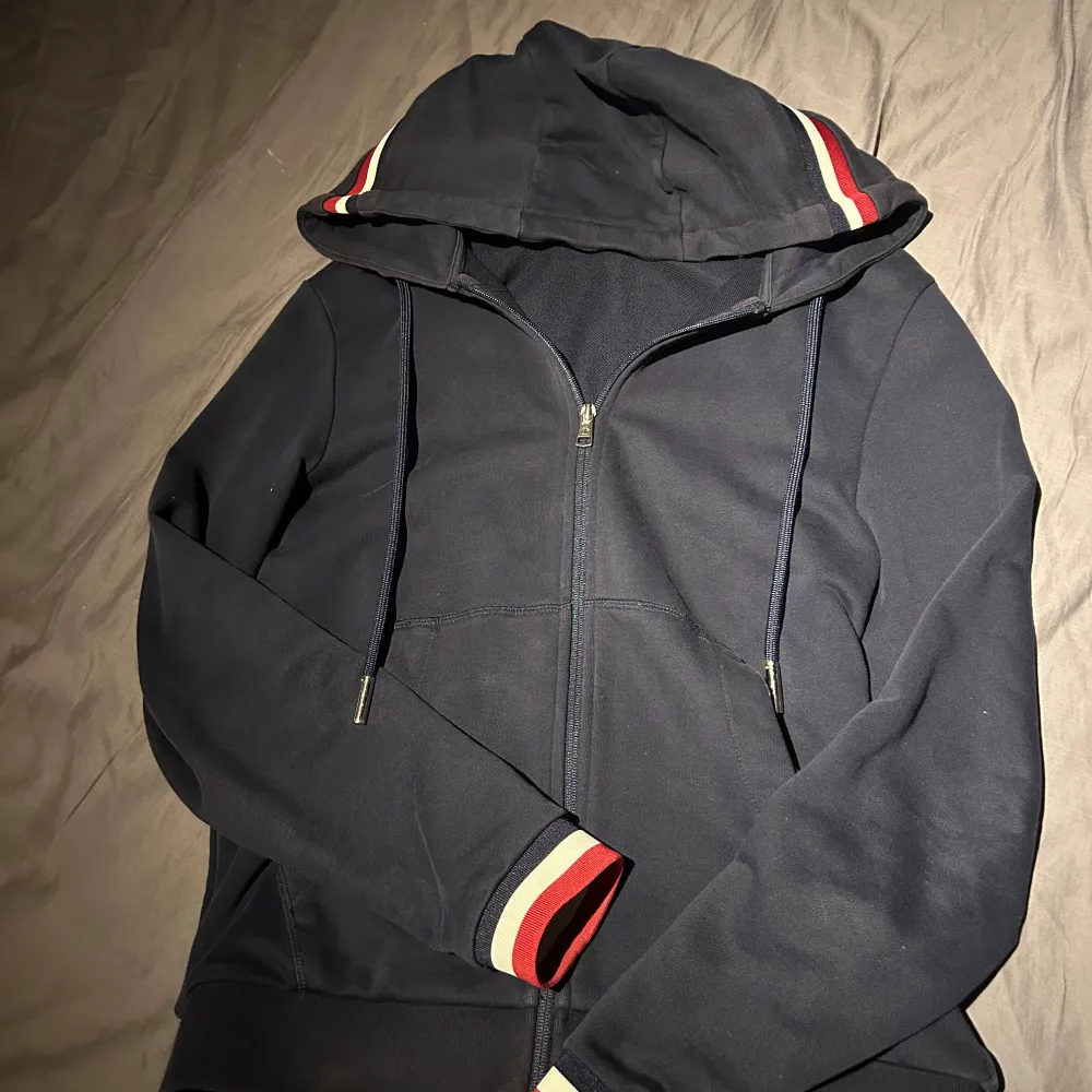 Mörkblå moncler ziphoodie väldigt bra skick inget fel på den, storlek S. Hoodies.