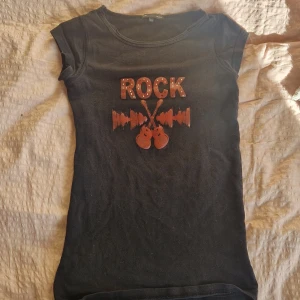 Rock tshirt - Skitsnygg, storlek 134-140 men passar mig som en Xs perfekt tight!