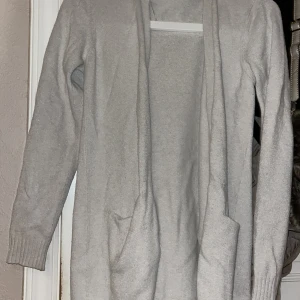 ljusrosa kofta från VILA💞 - koftan är ljusare i verkligheten, storlek M och i ett fint skick💞 perfekt nu inför hösten som en gosig kofta. 