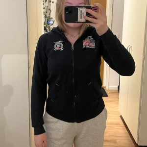 Hoodie - Fin mörkblå tjocktröja från Vinson Polo Club i storlek 146-152 (barnstorlek) men passar även på mej som är 1.57 och vanligtvis har XS/S i tröjor☺️