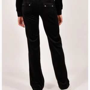 Svarta Juicy Couture byxor - Svarta Juicy Couture byxor perfekta för vintern i fint skick. Pris kan diskuteras🤍 kom privat för flera bilder🤍🌷