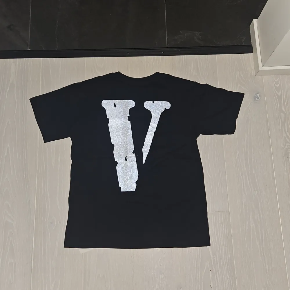 Glow in dark vlone tshirt. T-shirts.