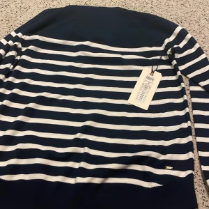 EN RANDIG TRÖJA - OANVÄND SÄLJER DEN FÖR ATT DEN ÄR FÖR STOR