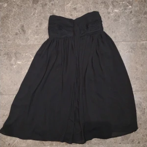 Svarta bluss - Säljer denna super fina svarta blousen för 90 kr. Från Sara Kelly och är storlek 36. För mer info kontakta gärna mig 💕