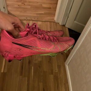 Nike mercurial rosa - Säljer för att jag köpte nya, skick 9/10 (de är bara smutsiga)