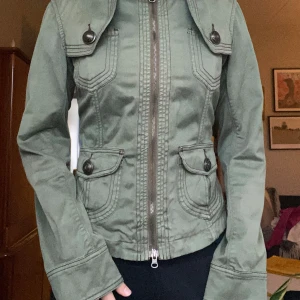 Snygg höstjacka grön  - Jacka som aldrig används. Jättebra skick och pris går att diskutera 