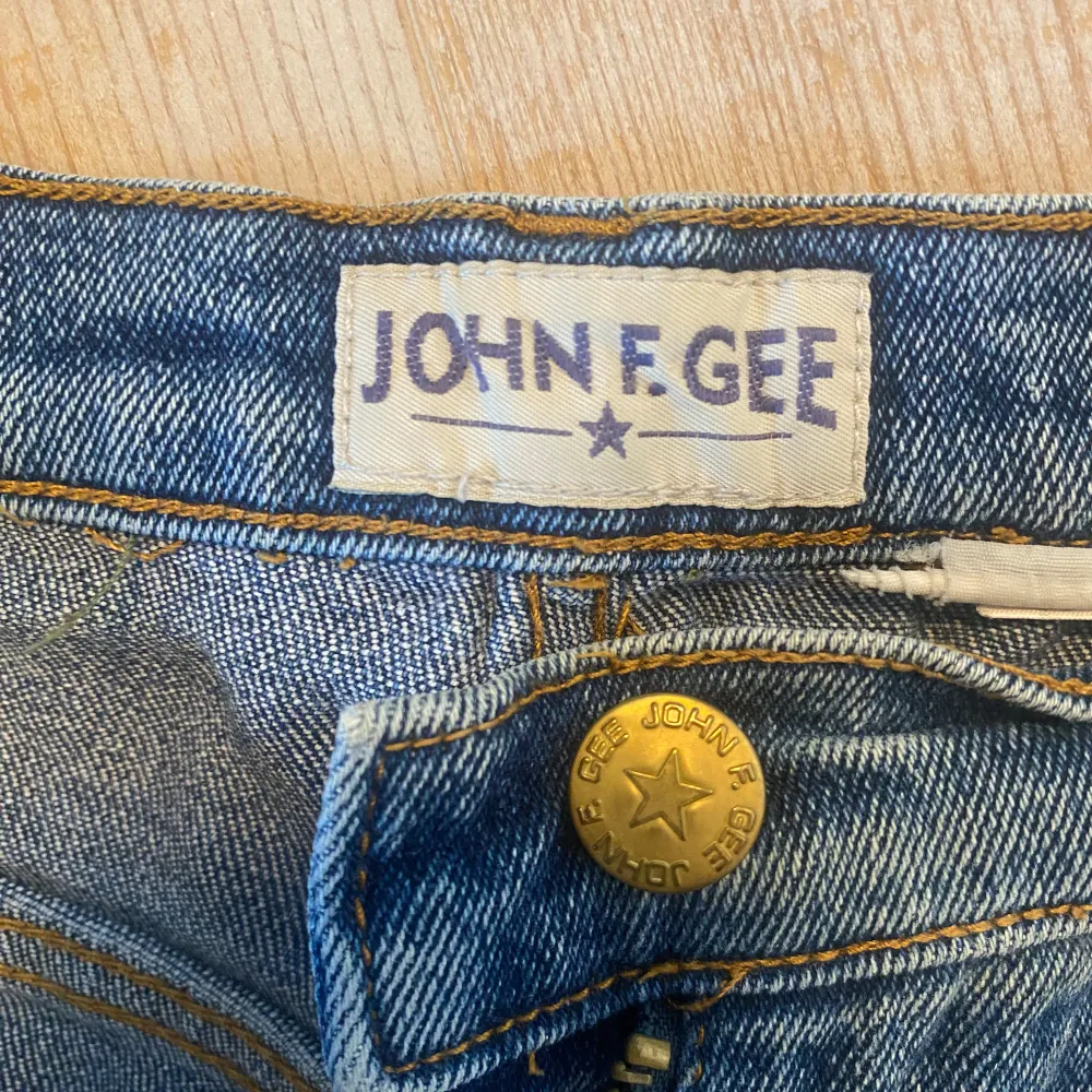 jeans utan defekter, använda fåtal gånger. jag är 167cm. finns inte lapp i så vet inte storlek. skriv gärna för mer info, mått eller priser. . Jeans & Byxor.