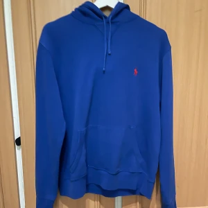 Ralph Lauren Hoodie  - En stilren hoodie från Ralph lauren.  Modellen på bilden är 183cm  Hör av er för mer frågor 