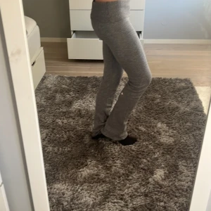 stickade yogapants - Säljer mina yoga pants från gina tricot. Köptes någon gång i våras och de är sparsamt använda. Säljer eftersom de inte kommer till användning. Nypris 250 kr.