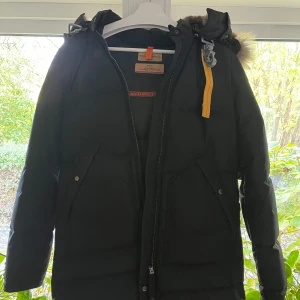 Parajumpers jacka dam - Jackan är i utmärkt skick, min syster vill inte ha den längre så säljer den här istället 