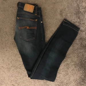 Nudie Jeans - Säljer nu dessa snygga nudie jeans i toppskick dem har inga slags defekter, jag kan lösa ett bra pris vid snabbaffär.