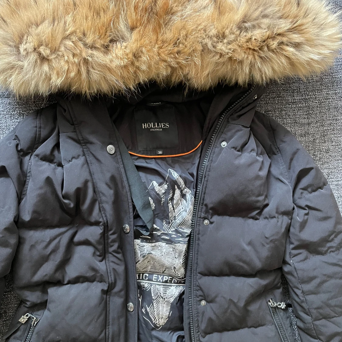 Svart dunjacka från Hollies - 90