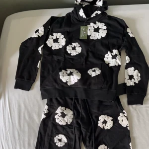 Denim tears tracksuit black and white - Denim tears tracksuit black and white Size L Priset kan diskuteras via snabb äffar 