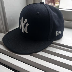 New era keps - Inga defekter eller liknande, kepsen är knappt använd därför i väldigt fint skick!