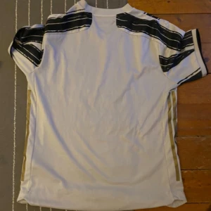 Jätte fin Juventus tröja storlek S i barn storlek. Inget där bak men extremt bra material  - Storlek s barn storlek. Inga andra skador än det som visas.
