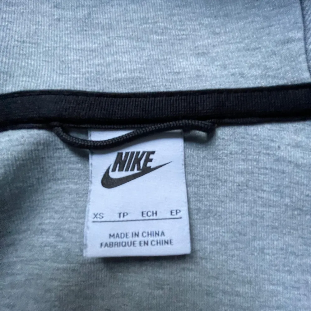 Nike tech fleece i storlek XS i ett mycket bra skick. Ny pris 1500kr Säljs för 399kr. Hoodies.