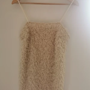 Gullig klänning!  - En rätt kort, fjädrig klänning. Jättefin och använd endast 1 gång! Passar jättefint till jul, nyår eller annan festlighet! 🙌  Från Vero Moda, lappen med storlek är bortklippt då den skavde. Har för mig att det är storlek S 💘 Pris kan diskuteras! 