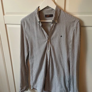 Morris randig skjorta - Säljer denna randiga skjorta från Morris! Bra skick, inga defekter eller sånt. Storlek S sitter ganska slim skulle jag säga. 