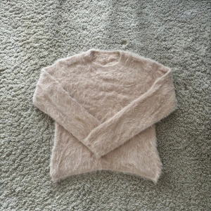 Ljusrosa fluffig tröja - Säljer en supermjuk och fluffig ljusrosa tröja som är perfekt för kyliga dagar. Den har långa ärmar och är gjord i ett mysigt material som känns som en kram. Perfekt för höst och vinter! 🧥✨storlek s