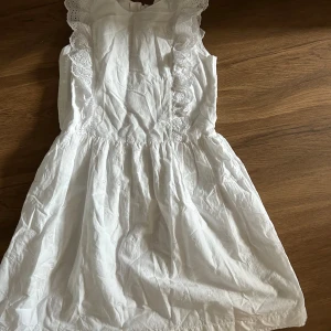 Vit klänning från Gap! - Jättefin vit klänning med blommor!