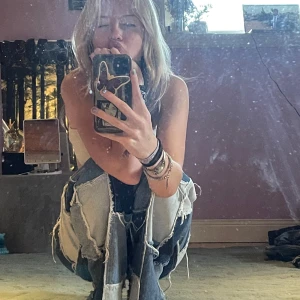 Söta jeans med lappar - Söta ljusblå jeans i väldigt skönt material från ”amazing”.
