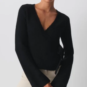 Svart kofta med knytning  - Säljer denna superfina stickade kofta med knytning från Gina Tricot då den inte kommer till användning! Slutsåld på hemsidan. 