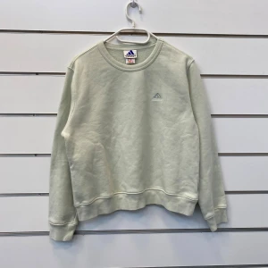Vintage Adidas Sweatshirt  - Sweatshirt från Adidas i snygg turkos logga. Tröjan har en liten adidas logga broderad på bröstkorgen. Tyvärr så har tröjan tre hål som syns på sista fotot  I bra skick med tre hål  Storlek Small  Skriv ifall du har några fler frågor!