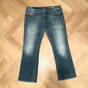 Vintage Miss Me #34 - Snygg vintage tvätt, supermjuka, modell ”easy boot”. En super liten fläck på höger lår. Mått Midja ca. 45/90 cm Inre benlängd ca. 75cm Yttre benlängd ca. 98cm Open leg ca. 23,5cm  Obs! Tar längre tid med instabox